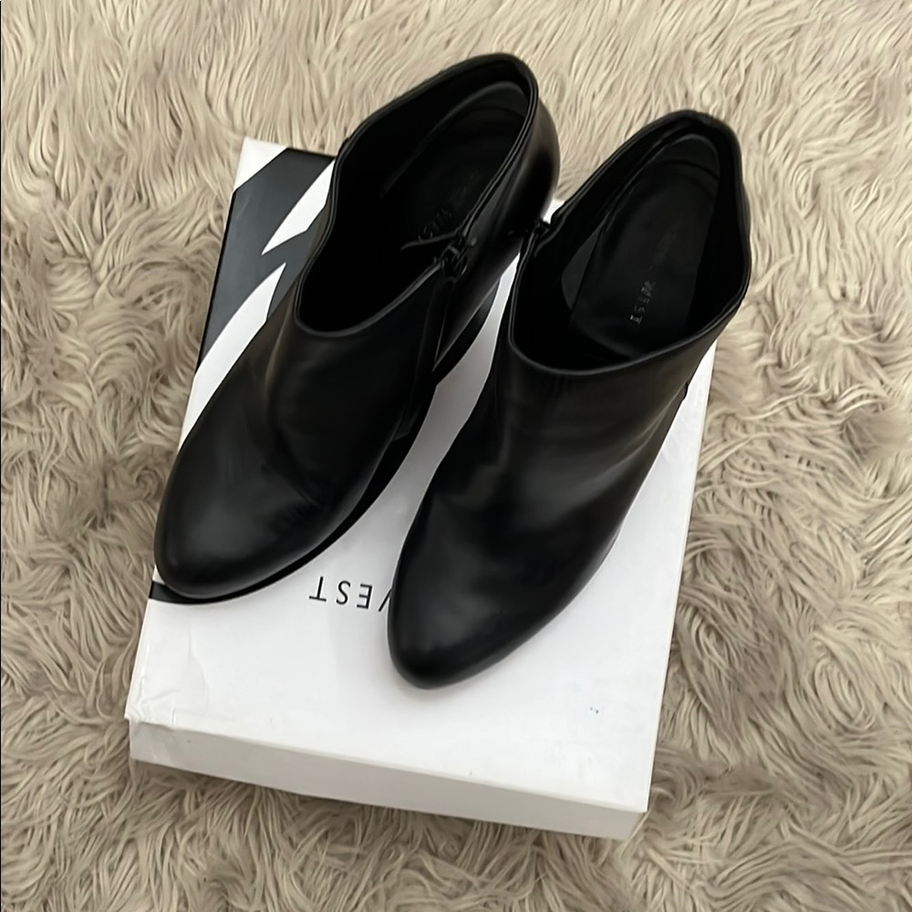 Black Ankle Boots with Sleek Minimalist Design